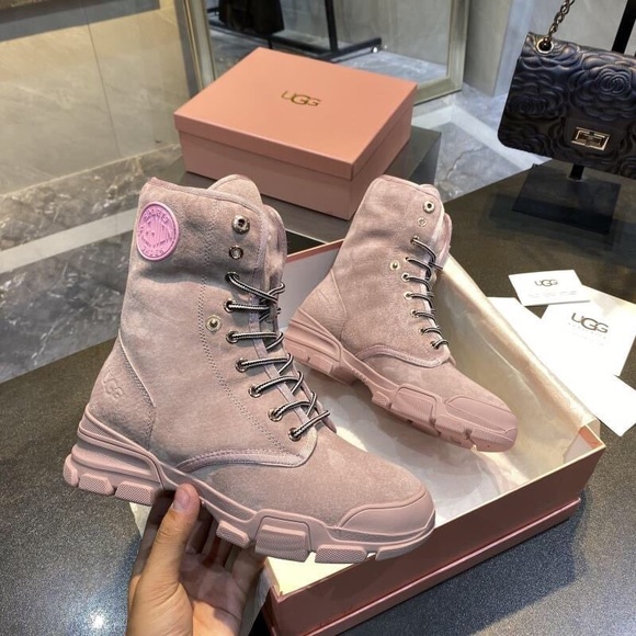 UGG BOOTS - Picture 5 of 8